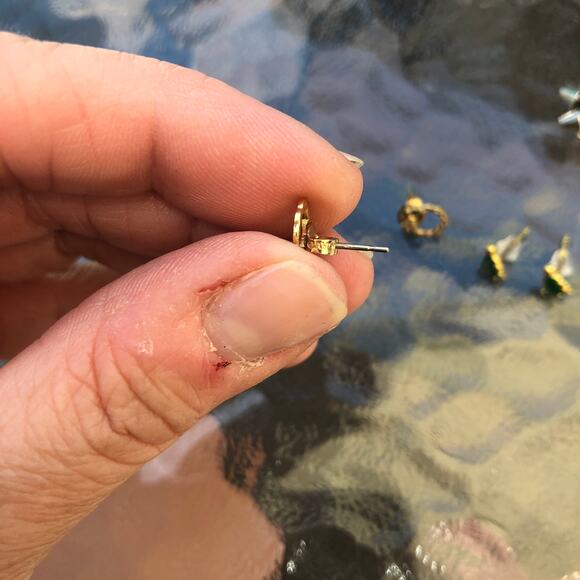 Vintage Christmas Earrings Avon Small Gold Wreaths, Gift Bows, Christmas Trees - Picture 6 of 6